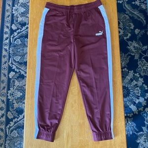 Puma Tricot pants in maroon. Size L.